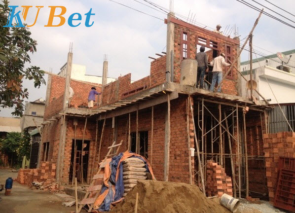 Cha mẹ xây một ngôi nhà mới