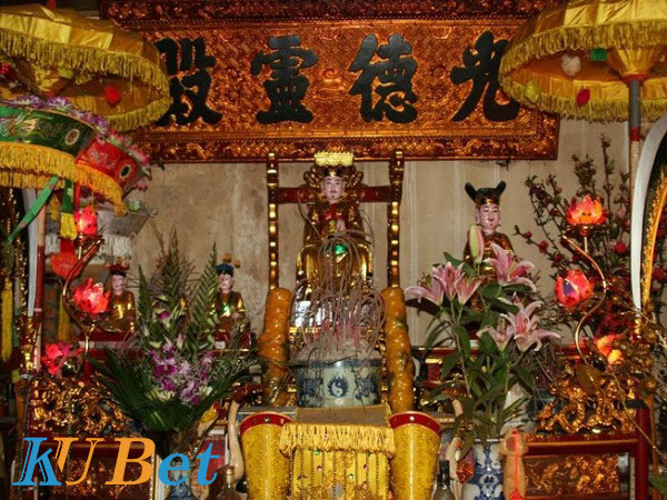 Đặt bàn thờ thổ công theo tuổi