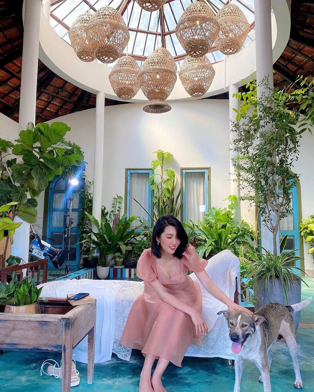 Thúy Ngân diện áo dài hồng dịu dàng cảm thấy bình yên.