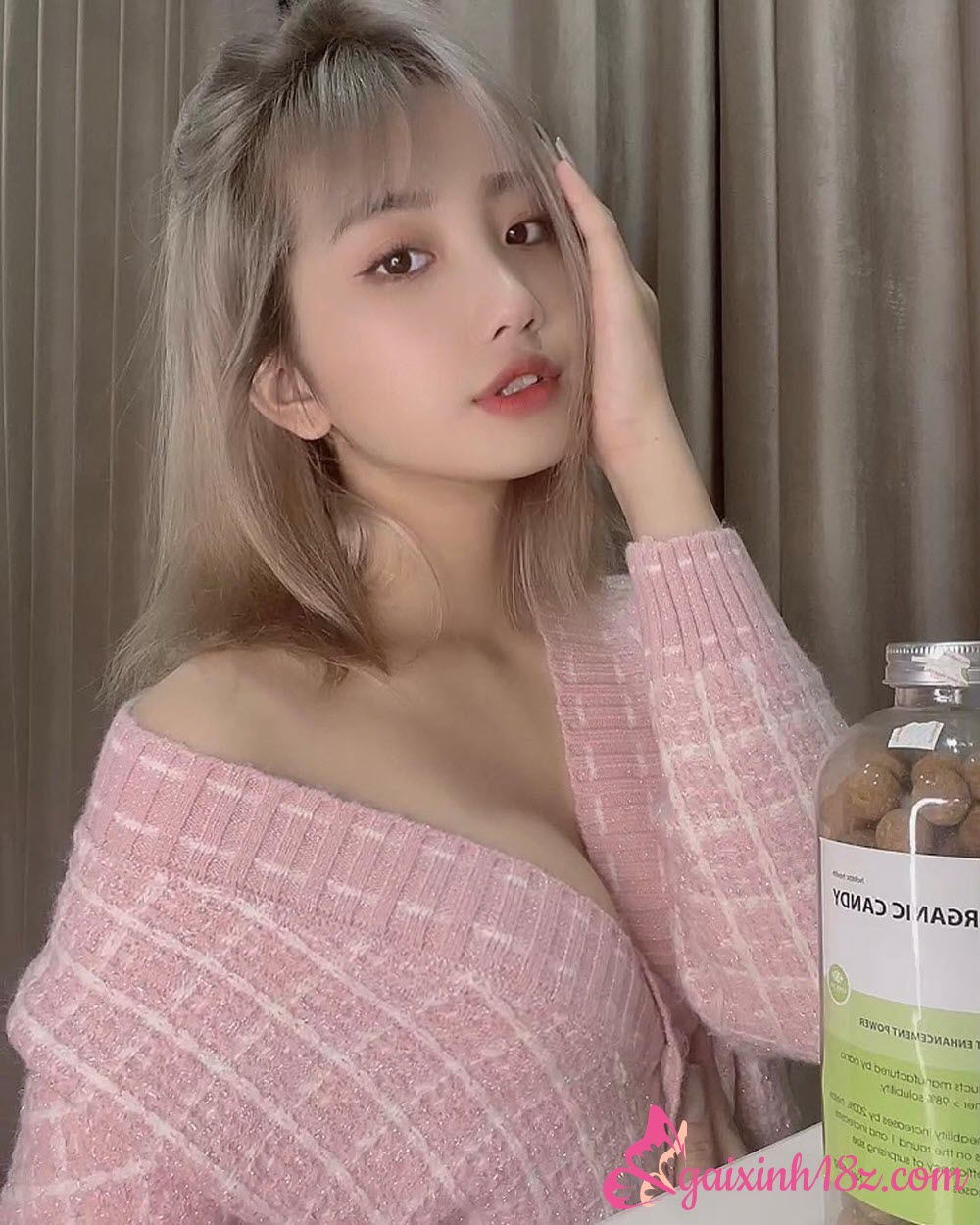 Lê Thị Khánh Huyền bên hộp thuốc