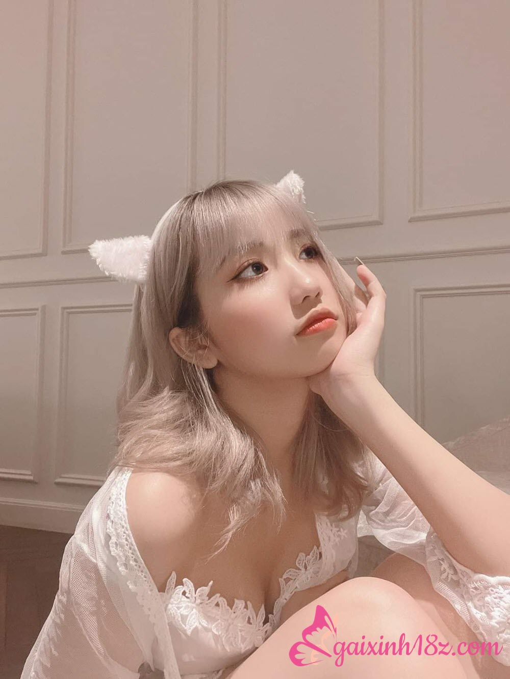 Lê Thị Khánh Huyền tạo dáng chụp hình đẹp