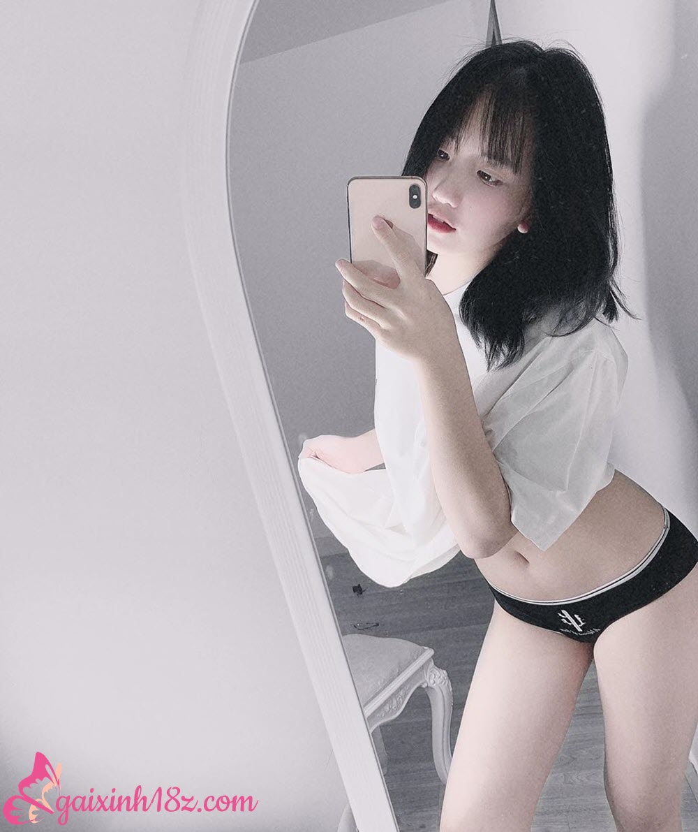 Lê Thị Khánh Huyền mặc chip chụp hình sefi