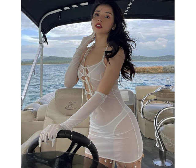 chi pu lo num trong loat anh nude - Diện trang phục xuyên thấu, cô nàng khoe trọn đường cong nóng bỏng trên cơ thể