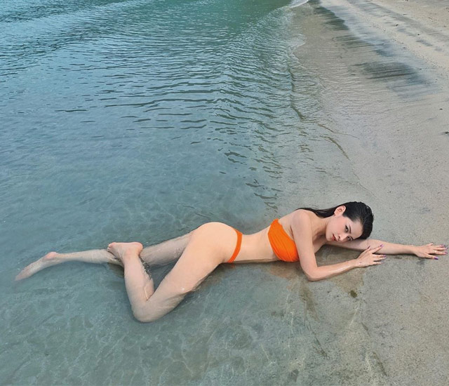 anh chi pu dien bikini sexy nong bong - Cô nàng thả dáng nóng bỏng bên bờ biển