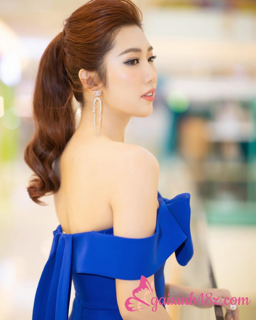 Áo hở vai Thúy Ngân