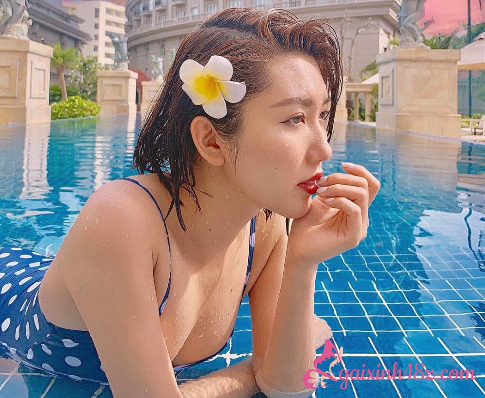 Thúy ngân bơi hồ bơi