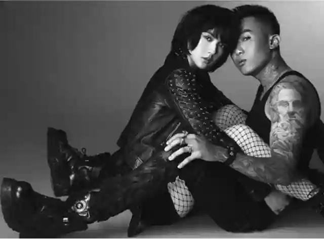 Tiếp tục lộ ảnh kẹp giữa vùng nhạy cảm của cựu Ảnh khỏa thân