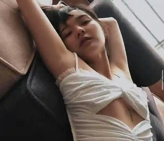 Tam giác nhỏ thả dáng gợi cảm trên đi văng Ảnh nhạy cảm về Hình HảiTú