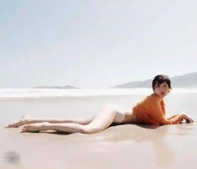 Nằm trên biển chờ đợi "bầu trời" đến Đứa trẻ hai tuổi rất nóng bỏng