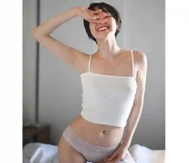 Tiếp tục khoe dáng trong bộ đồ trắng tinh khôi Tiết lộ ảnh của biểu đồ