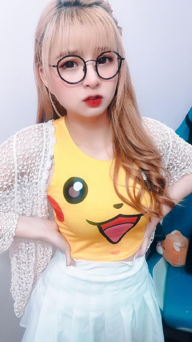 Mèo 2k4 có vòng 1 đầy đặn