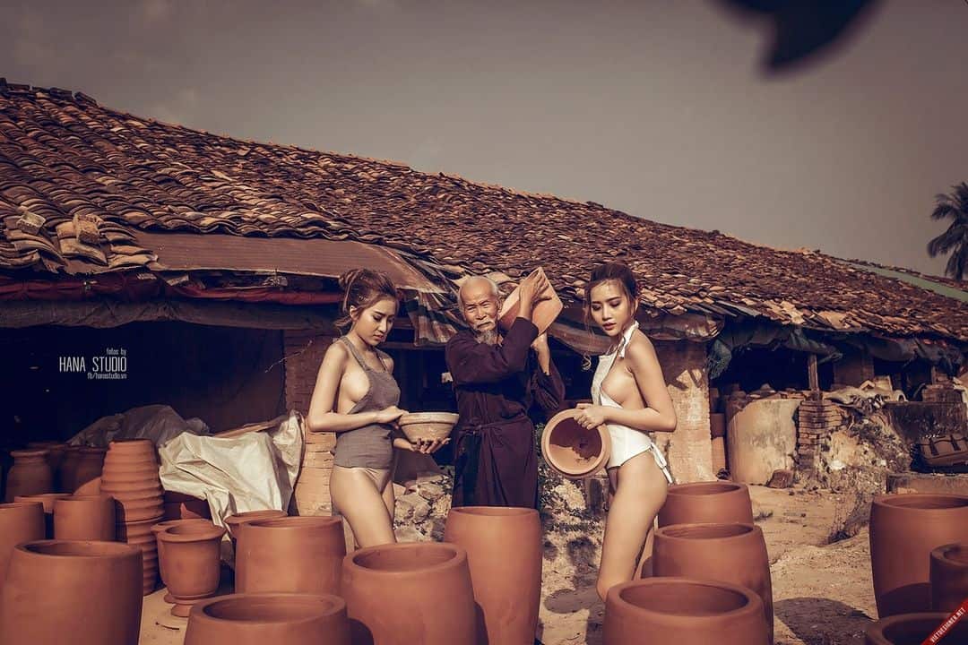 Bộ sưu tập ảnh phổ biến "Hai Thôn nữ và Lão Hạc trong lò gốm" bão táp