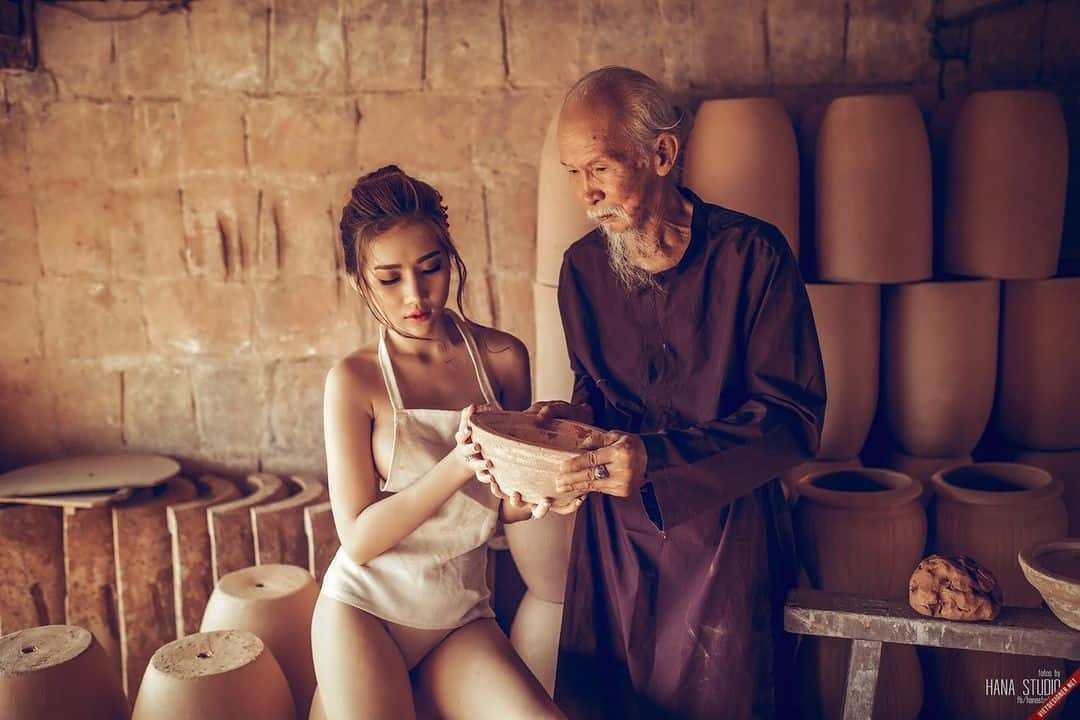 2 Thôn nữ và Lão Hạc trong lò gốm