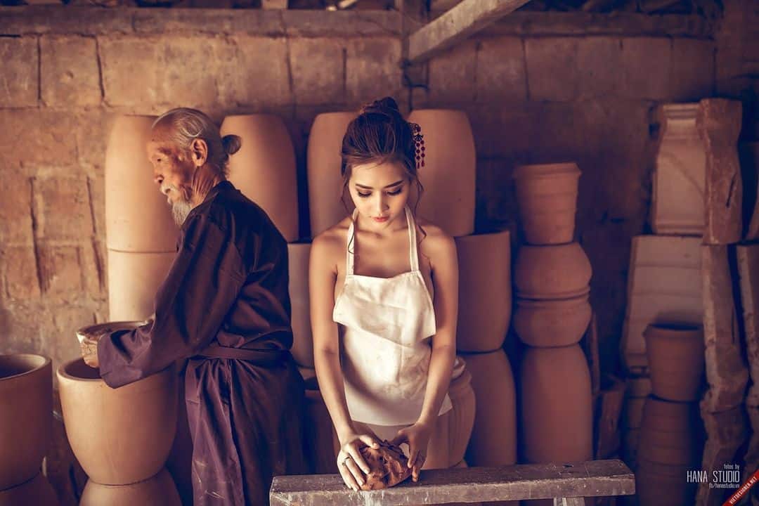 Cô gái và Lão Hạc trong lò gốm
