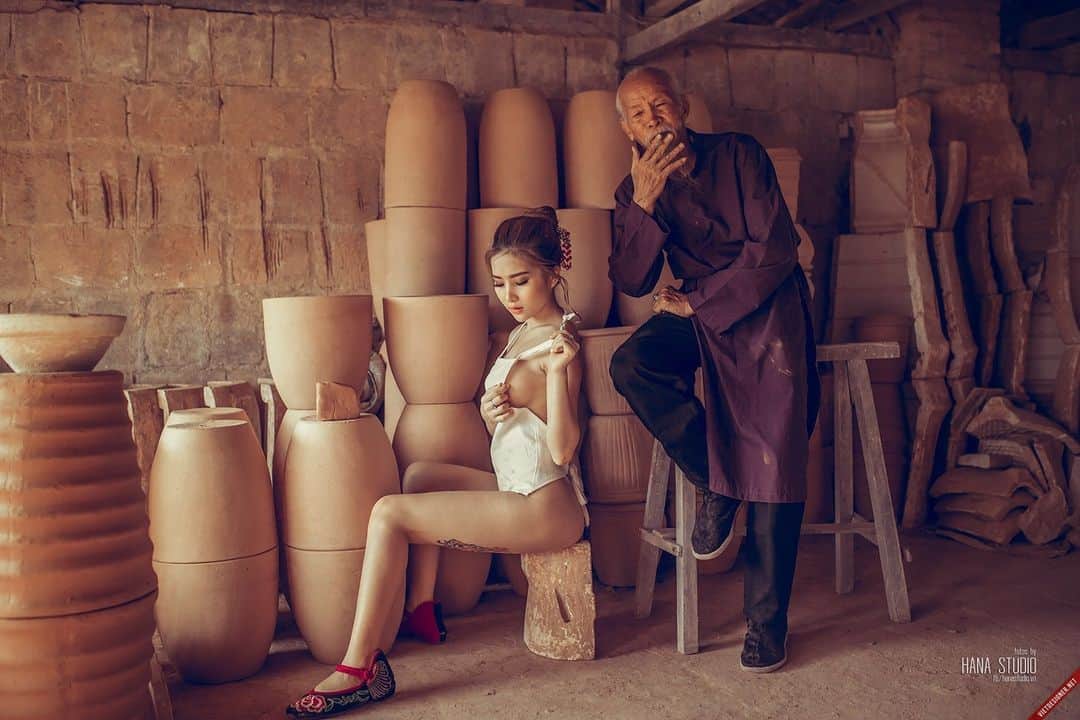 Hai Thôn nữ và Lão Hạc trong ảnh gốm