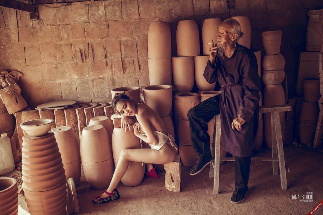 Hình ảnh hai Thôn nữ và một Lão Hạc trong lò gốm