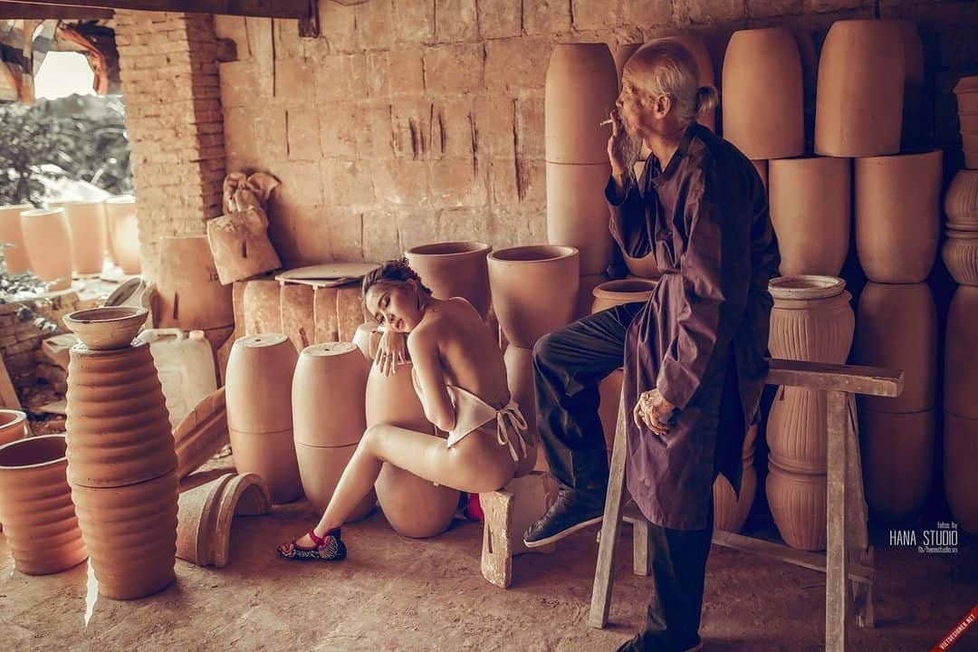 Nhóm ảnh của hai Thôn nữ và một Lão Hạc trên lò gốm