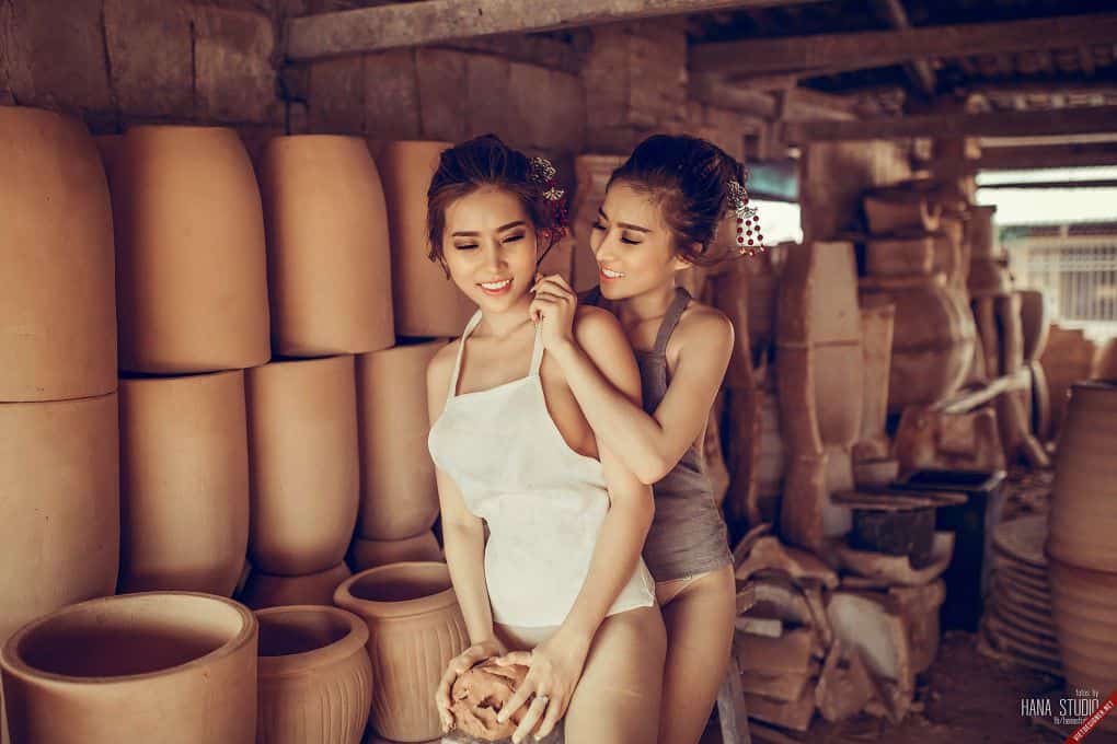 Hai Thôn nữ khỏa thân trong lò gốm