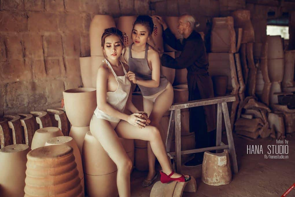 Hai Thôn nữ gốm 18