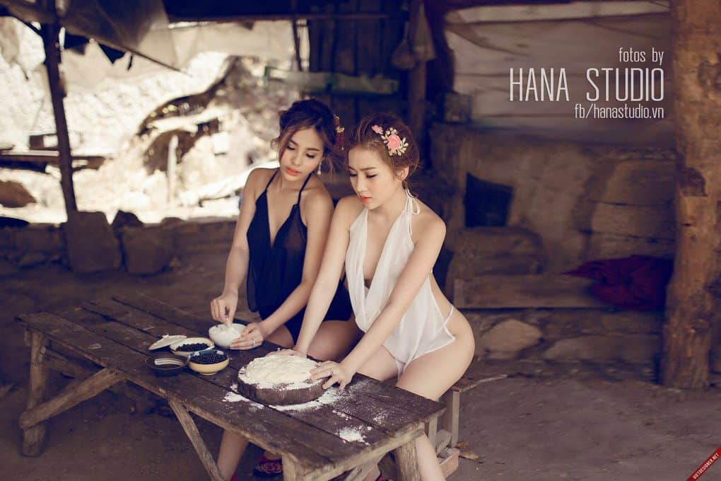 Hai Thôn nữ xinh đẹp trong lò gốm