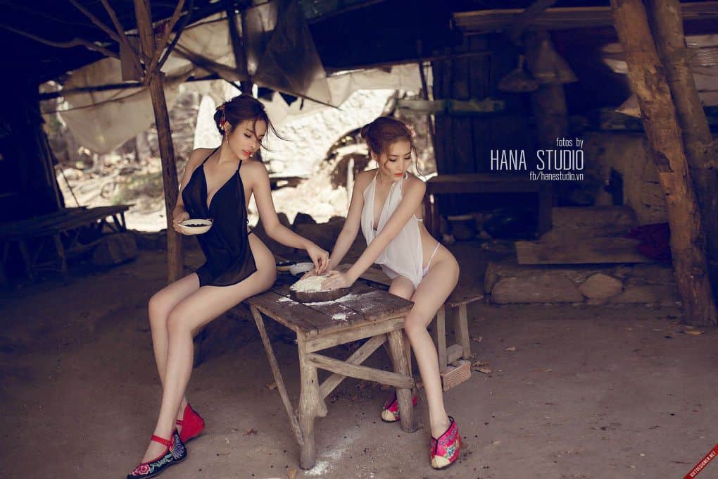 Hai Thôn nữ xinh đẹp trong lò gốm