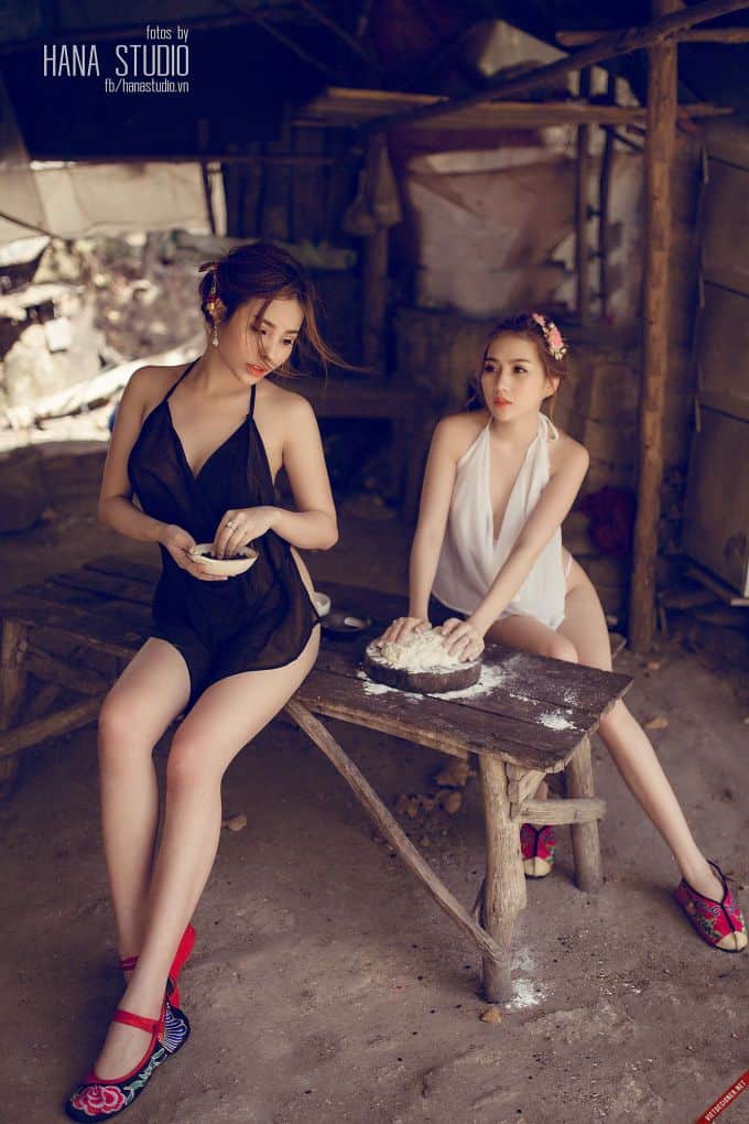 Hai Thôn nữ lò gốm duyên dáng