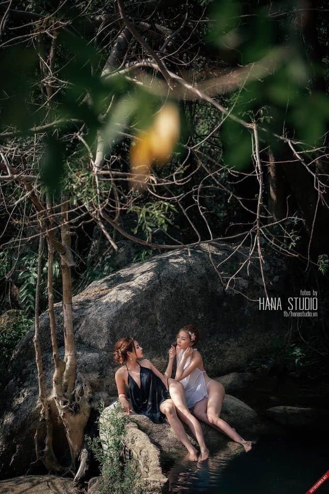 Bộ ảnh hai Thôn nữ và Lão Hạc trong lò gốm