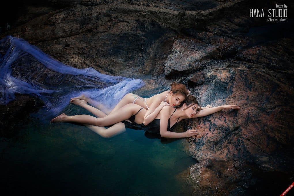 Hai Thôn nữ và một con ong lao vào chăm sóc họ