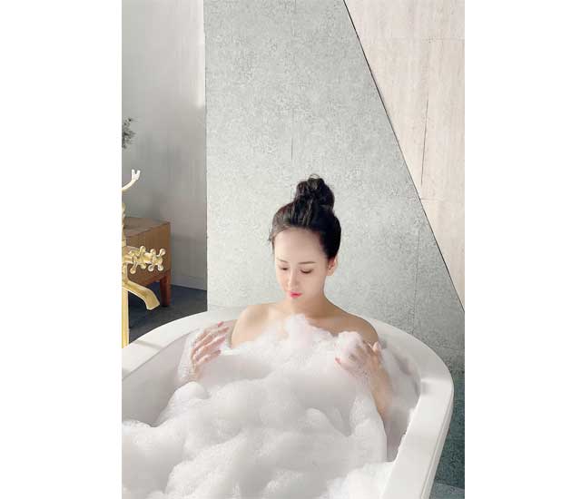 Khi cô ấy biến hình trong phòng tắm, cô ấy sẽ bạo dạn hơn.Thật không may, những bong bóng này bao phủ tất cả các khu vực không cần phải che nude mai phuong thuy-Khi khỏa thân trong nhà tắm còn táo bạo hơn.Thật không may, những bong bóng này bao phủ tất cả các khu vực không cần phải che