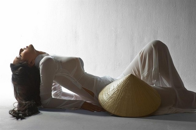 Khi Mai Phương Thúy bị chụp với áo dài xuyên thấu, bức ảnh này đã gây tranh cãi.Nó không phải là một kiệt tác thực sự của tạo hóa? mai phuong thuy lo Như hoa-bức ảnh gây tranh cãi của Mai Phương Thúy với áo dài xuyên thấu.Nó không phải là một kiệt tác thực sự của tạo hóa?