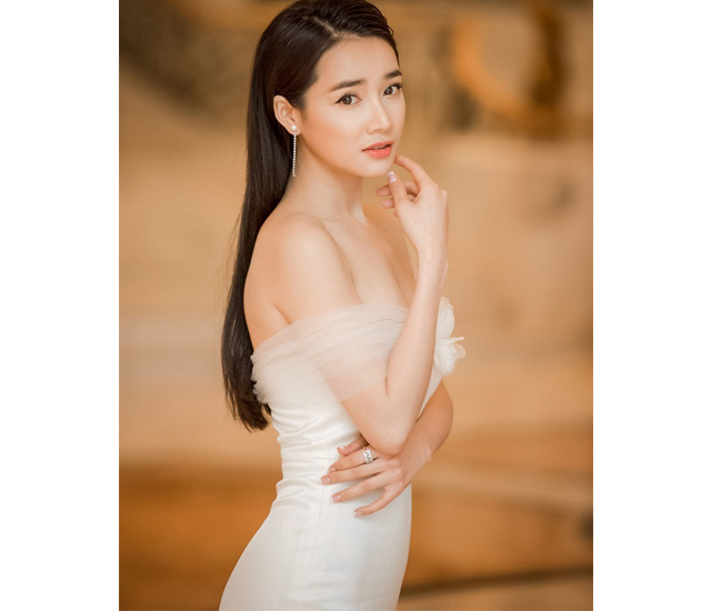 Vóc dáng chuẩn ngôi nhà của nữ diễn viên Vòng eo thanh lịch Phương