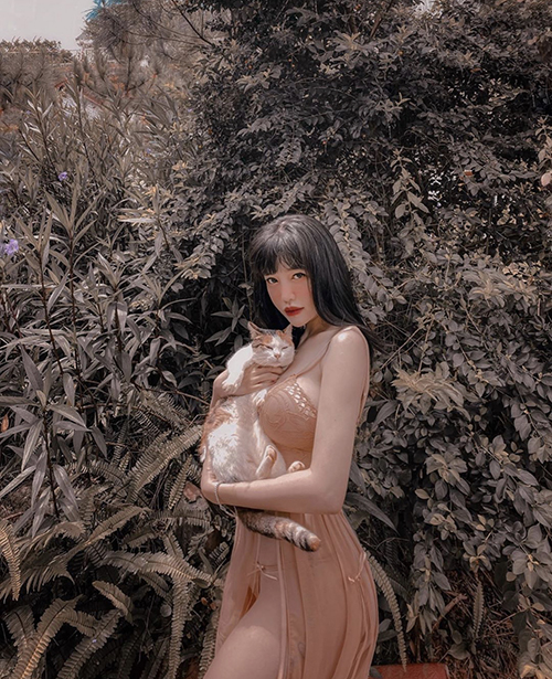 Elly Trần chuộng mặc đồ thiếu vải