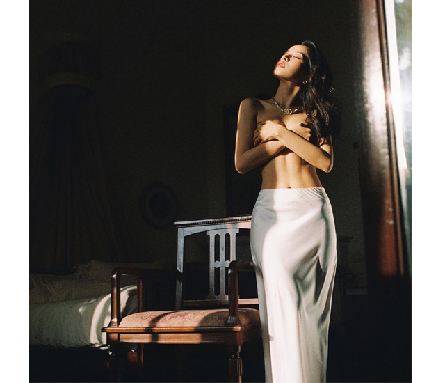 anh nong chi pu khong mac do - Chi Pu gây sốc với hình ảnh bán nude vô cùng táo bạo