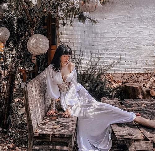 Elly Trần chuộng mặc đồ thiếu vải - 2