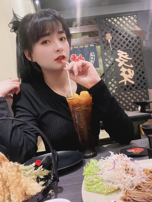 Mèo 2k4 là nữ streamer nổi tiếng