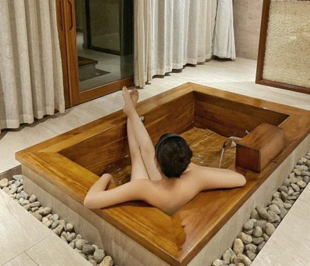 Những bức ảnh khỏa thân trong bồn tắm gây sốc cho người đẹp