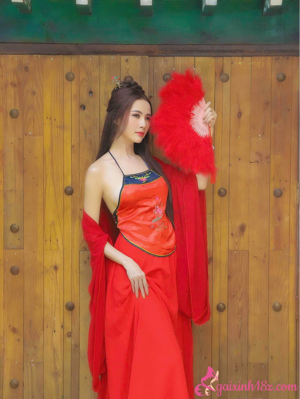 Phan thị mơ trong trang phục cổ trang