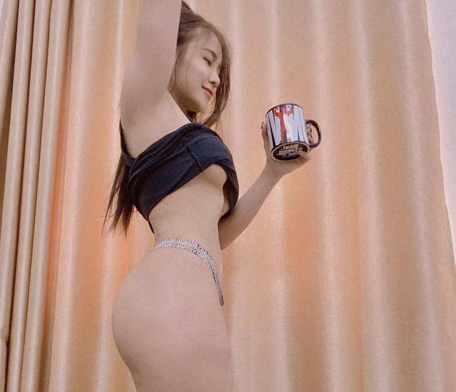 emily nguyen khoe vu - Emily Nguyễn lột nội y khoe bầu ngực căng tràn