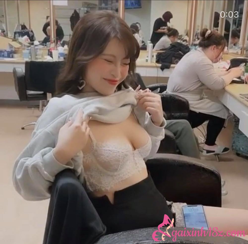 hot girl vạch áo ngực khoe