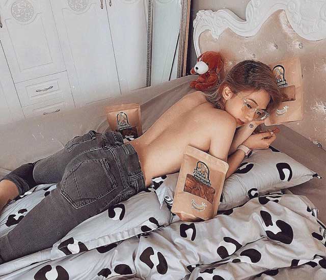 le bong lo anh khoa than - Bức hình bán khỏa thân được Lê bống chụp khi riview đồ ăn vặt