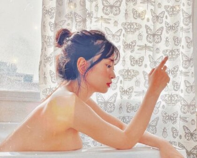 le bong khoa than 100% - Vòng một khủng được cô nàng khéo léo che đậy