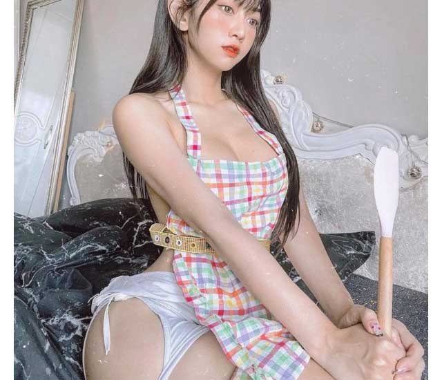 le bong lo anh nhay cam - Có vẻ cô nàng thích chụp ảnh tại chiếc giường của mình. Những trang phục càng tôn 3 vòng càng thích