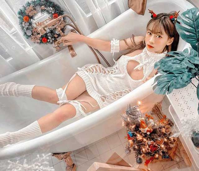 Le bong sexy trong bon tam - Đôi khi bồn tắm cũng là nơi để Lê Bống tạo dáng