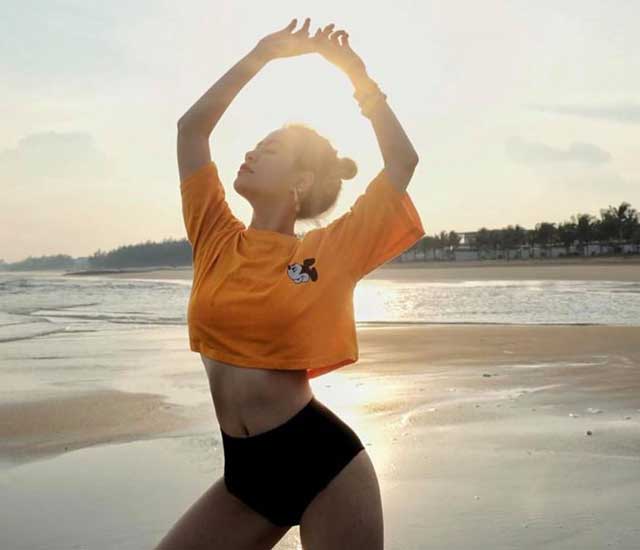 hinh anh hoang thuy linh - Hoàng Thùy Linh tạo dáng chụp ảnh khoe vòng eo con kiến