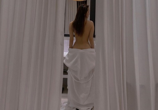 anh sexxy minh hang - Không thua kém bất kỳ mỹ nhân nào trong showbiz Việt, Minh Hằng cũng đọ dáng với hình ảnh khỏa thân chụp từ đằng sau