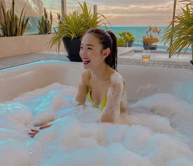 minh hăng bikini - Cô nàng rạng rỡ tươi cười trong bồn tắm toàn bột xà bông