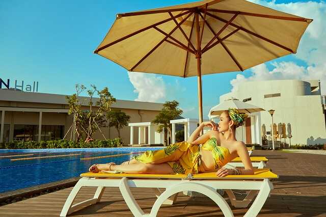 minh hang set xi - Một bộ cánh khá thướt tha mang lại cảm giác mùa hè êm dịu của Minh Hằng khi chụp tại khu nghỉ dưỡng