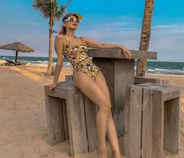 minh hang bikini - Cô chọn mặc áo tắm hàng hiệu liền mảnh kết hợp với phụ kiện kính mắt, mũ đầy thời trang