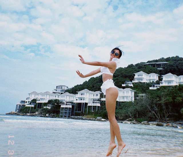 van mai huong lo anh sex - Cô nàng tự tin diện những bộ cánh bikini gợi cảm nhưng không quá hở hang