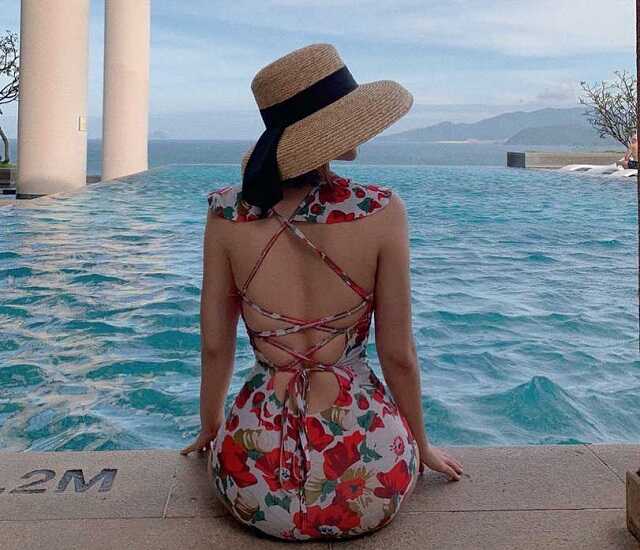 van mai huong lo num - Vòng eo nhỏ nhắn của cô ca sĩ sinh năm 94